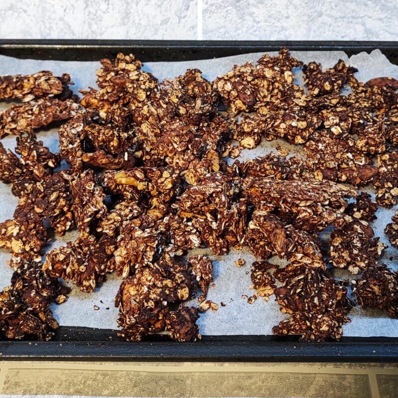 chocolate granola recipe with cacao and nuts